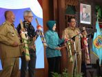 Nana Sudjana, saat memberikan arahan kepada TP PKK kabupaten/kota se-Jawa Tengah di Pendapa Kabupaten Pati