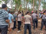 Petugas mengevakuasi seorang kakek yang ditemukan tewas tercebur di dalam sumur.