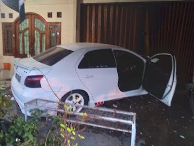 Sebuah mobil menabrak rumah di Padukuhan Kweni, Kalurahan Panggungharjo, Kapanewon Sewon, Bantul