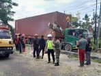 Sebuah truk kontainer tertimpa pohon tumbang di Ringroad Selatan Jogja.