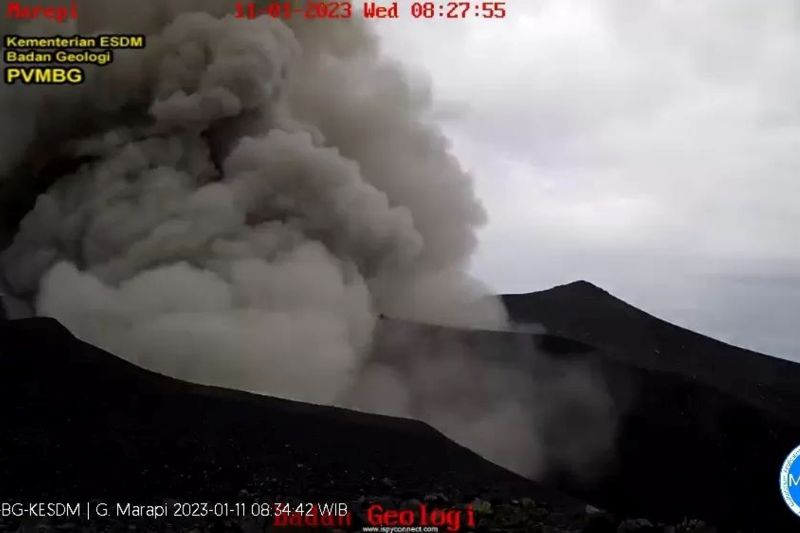 Gunung Marapi di Sumatera Barat (Sumbar) kembali erupsi pada Minggu (3/12) sekitar pukul 14.54 WIB. Foto: Pusat Vulkanologi dan Mitigasi Bencana Geologi (PVMBG).