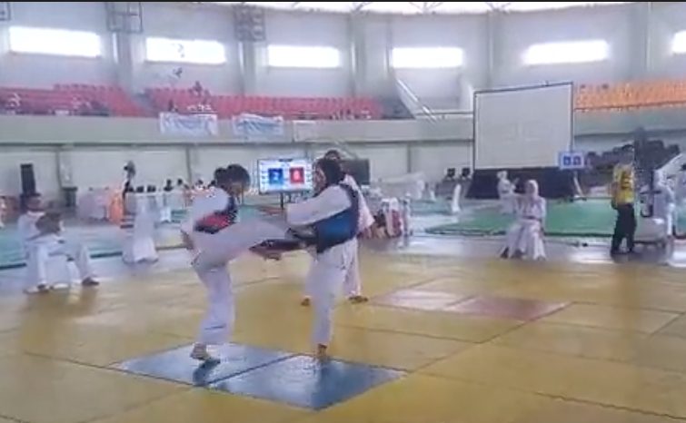 Salah satu pesilat pelajar asal Kabupaten Sukoharjo saat menjalani pertandingan dalam Kejurnas Pelajar Perisai Diri 2023 yang digelar di Banten. (Foto: Dok. PC Perisai Diri Kabupaten Sukoharjo)