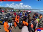 Proses evakuasi korban tenggelam di Pantai Parangtritis. Foto: Polairud Polda DIY.