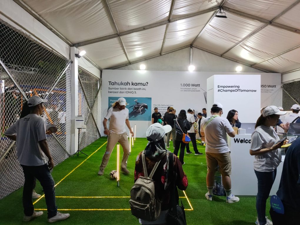 Brand activation PT Hyundai Motors Indonesia di venue Piala Dunia U-17 Stadion Manahan, Kota Solo, Jawa Tengah. (Foto: Putri Sejati)