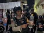 Petugas Tim Sparta Polresta Solo menunjukkan barang bukti miras yang berhasil diamankan. (Foto: dok. Humas Pplresta Solo)