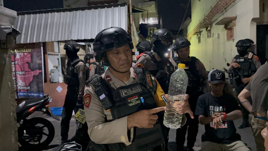 Petugas Tim Sparta Polresta Solo menunjukkan barang bukti miras yang berhasil diamankan. (Foto: dok. Humas Pplresta Solo)