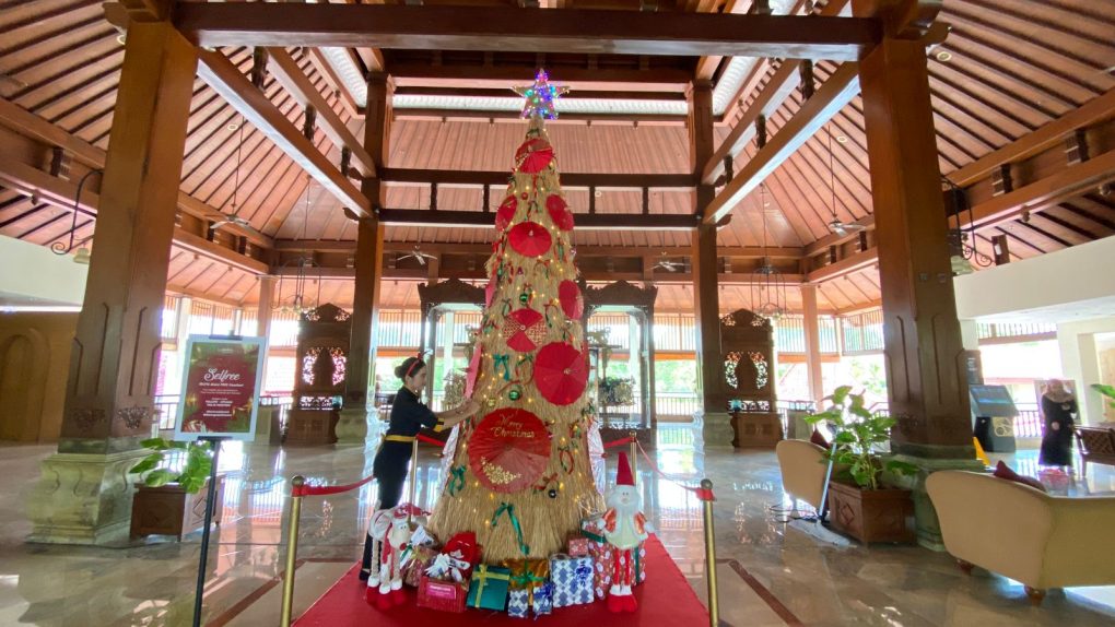 Pohon Natal setinggi 4 meter yang menghiasi lobi Lorin Hotel Solo untuk menyambut Natal dan Tahun Baru 2024. (Foto: dok. Tim PR Lorin Hotel Solo)
