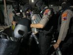 Tim Sparta Polresta Solo mengamankan enam warga yang berpesta miras dan meresahkan warga. (Foto: Dok. Humas Polresta Solo)