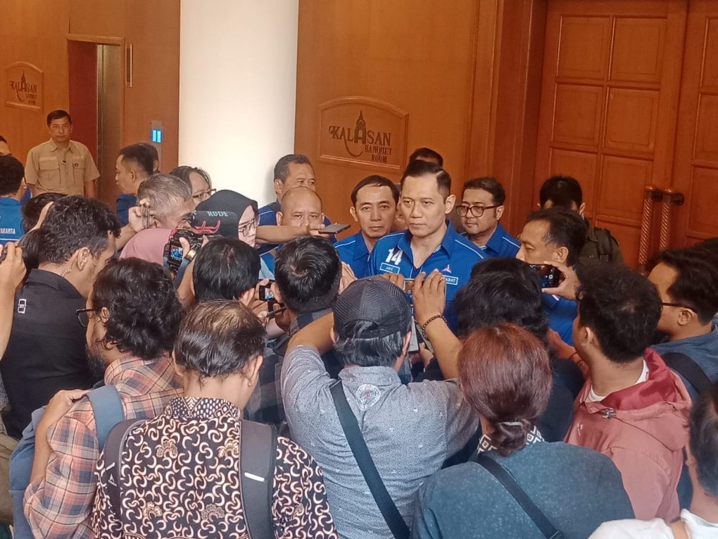 AHY memberikan keterangan kepada wartawan di sela acara pembekalan caleg dan kader Partai Demokrat DIY di Hotal Grand Diamond Jogja