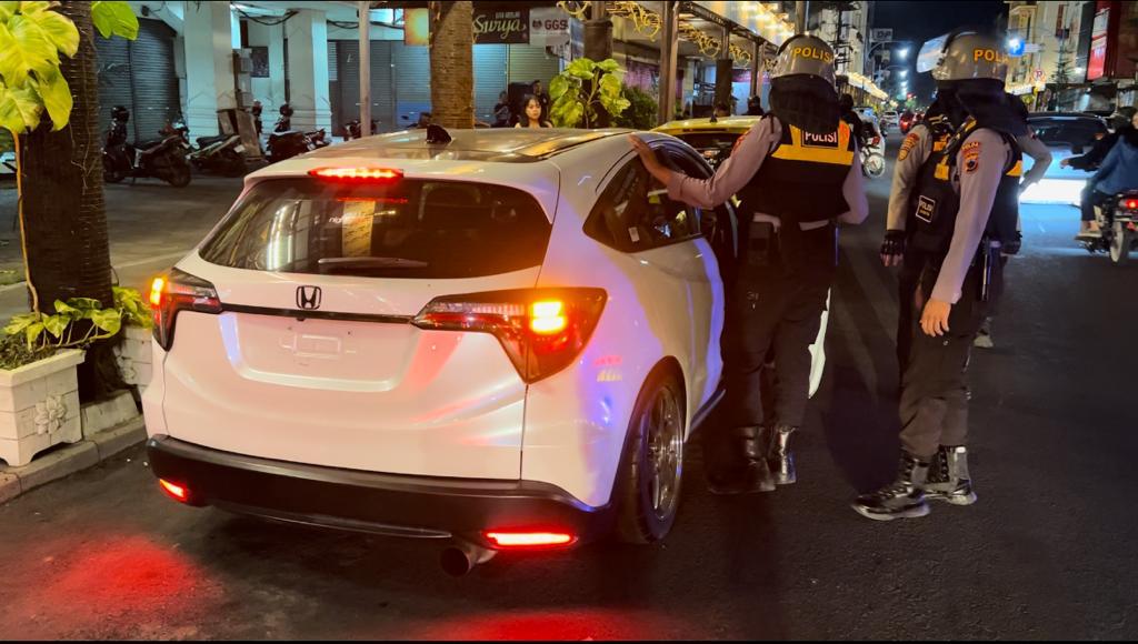 Tim Sparta Polresta Solo terlibat aksi kejar-kejaran dengan mobil berknalpot brong di Jalan Gatot Subroto, Kota Solo, Jawa Tengah, Minggu 17 Desember 2023 dini hari. (Foto: dok. Humas Polresta Solo)
