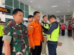 Penyematan pin kepada petugas menandai dibukanya Posko Terpadu Nataru Bandara Adi Soemarmo, Kabupaten Boyolali, Jawa Tengah. (Foto: dok. Humas Bandara Adi Soemarmo)