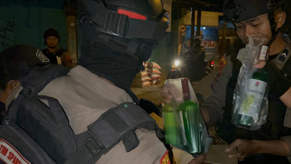 Barang bukti miras yang berhasil diamankan Tm Sparta Polresta Solo di Jalan Ir Sutami, Jebres, Kota Solo, Jawa Tengah, Rabu 20 Desember 2023. (Foto: Dok. Humas Polresta Solo)