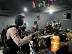 Petugas Polresta Solo merazia salah satu kafe yang menjual miras tak berizin. (Foto: dok. Humas Polresta Solo)