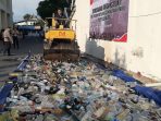 Ribuan botol miras hasil razia selama Mei-Desember 2023 dimusnahkan di halaman Mapolresta Solo, Jumat 22 Desember 2023.