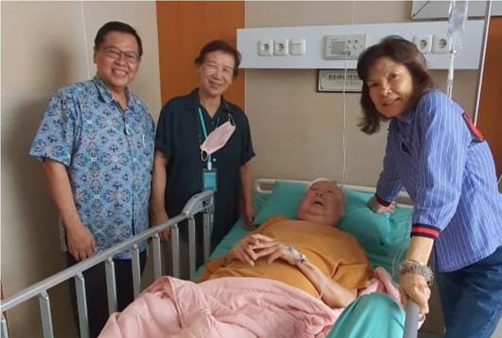Wakil Ketua Umum PMS, Sumartono Hadinoto saat menjenguk dr Lo di Rumah Sakit Kasih Ibu Kota Solo, Jawa Tengah. (Foto: dok. pribadi)