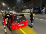 Tim Sparta Polresta Solo memberhentikan mobil berknalpot brong dan ugal-ugalan di Jalan Ir Juanda, Jebres, Kota Solo, Jawa Tengah, Selasa 26 Desember 2023 dini hari. (Foto: dok. Humas Polresta Solo)