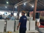 Pemilih memasukkan surat suara yang sudah dicoblos ke kota suara dalam simulasi pemungutan suara yang digelar KPU Kota Solo di TPS 3 Kelurahan Baluwarti, Kecamatan Pasarliwon, Selasa 26 Desember 2023. (Foto: Putri Sejati)
