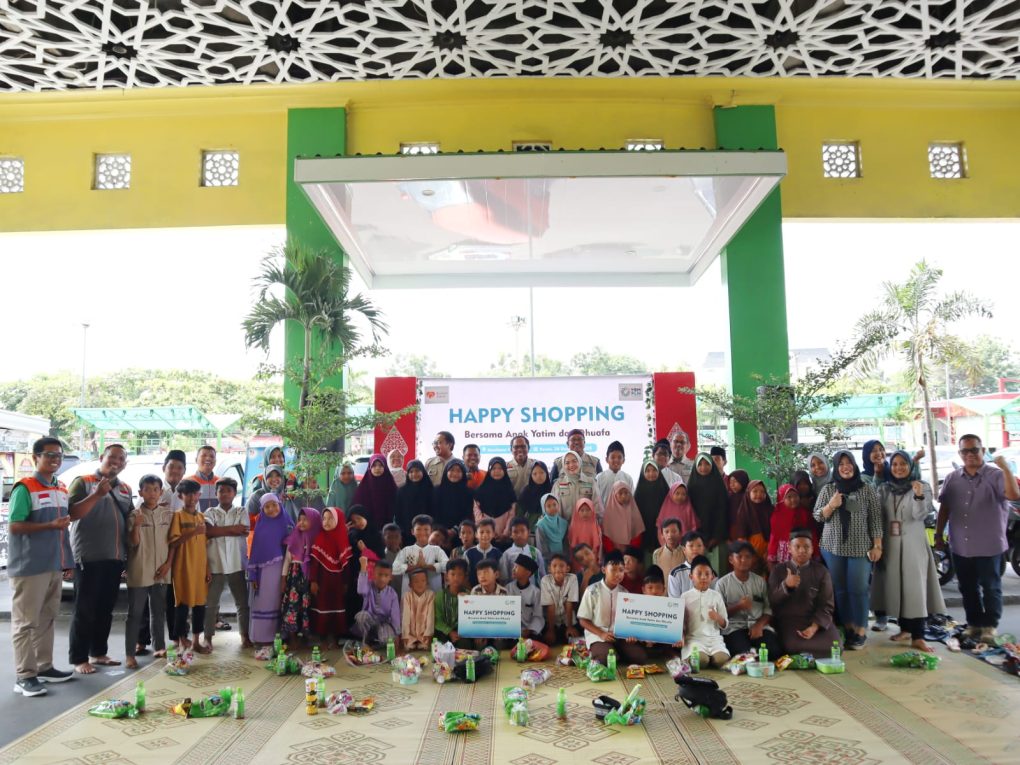 Puluhan anak-anak yatim dan dhuafa mengikuti program Happy Shopping yang digagas YBM PLN UP3 Sukoharjo kolaborasi dengan Rumah Zakat Solo, Kamis 28 Desember 2023. (Foto: Dok Rumah Zakat Solo)