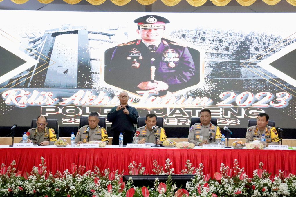 Kapolda Jateng Irjen Ahmad Lutfi saat memberikan keterangan dalam Press Rilis Akhir Tahun 2023 yang diselenggarakan di Gedung Borobudur Mapolda Jateng pada Jumat 29 Desember 2023. (Foto: Dok. Humas Polda Jateng)