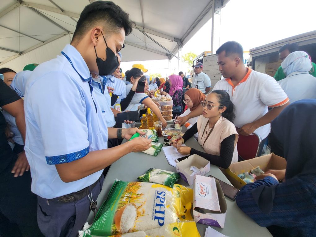 Operasi pasar salah satu cara Bulog menyalurkan beras kepada masyarakat. (Foto: dok. Bulog Surakarta)
