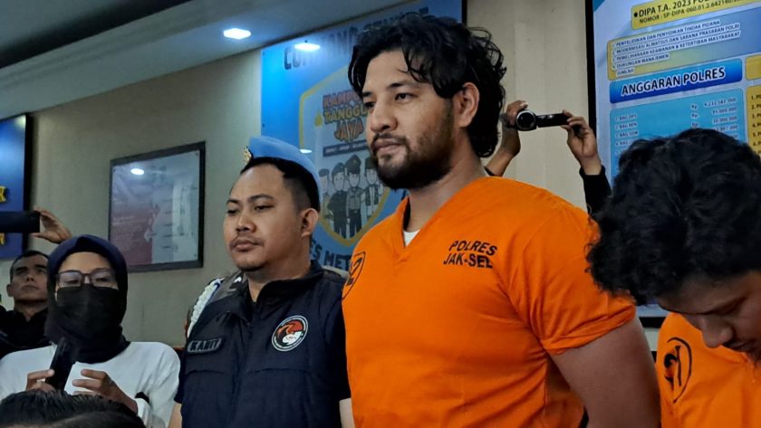 Ammar Zoni pakai baju tahanan. (Foto: PMJ News