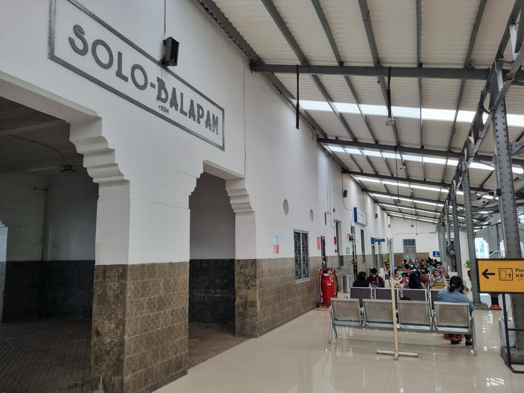 Stasiun Solo Balapan menjadi stasiun terpadat di Kota Solo selama libur Nataru. (Foto: Putri Sejati)