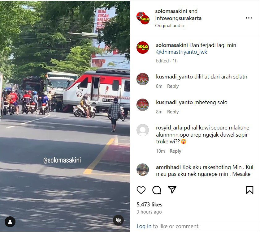 Railbus Batara Kresna tertemper truk di simpang empat Sangkrah, Kota Solo, Jawa Tengah, Senin 18 Desember 2023. (Foto: tangkapan layar @Solomasakini)