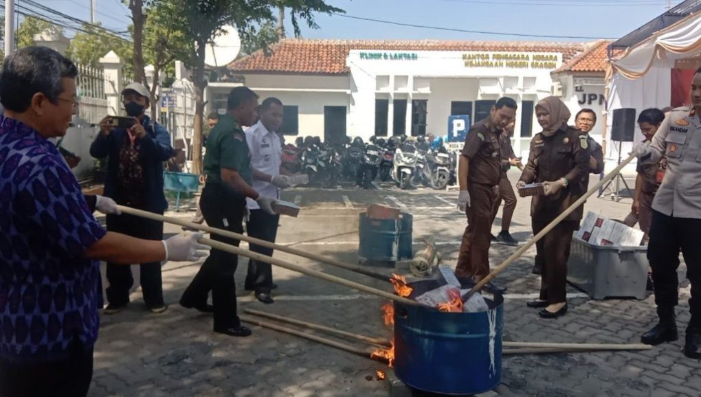 Kejaksaan Negeri (Kejari) Kabupaten Sragen menggelar pemusnahan barang bukti atas perkara yang telah mempunyai Keputusan tetap