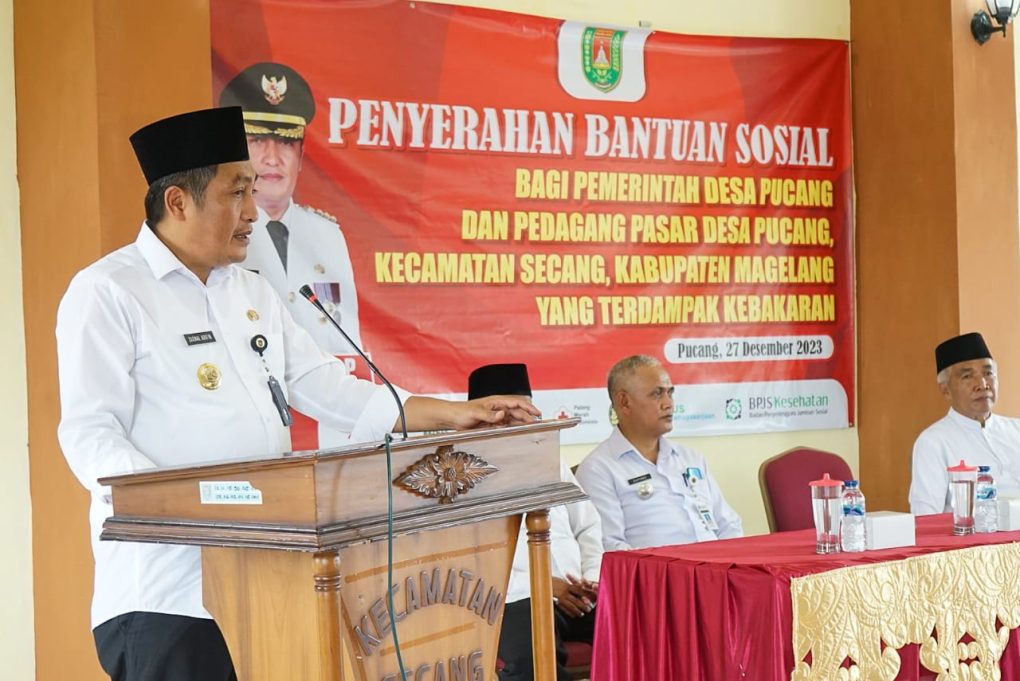 Bupati Magelang Zaenal Arifin saat pemberian bantuan terhadap korban yang terkena musibah kebakaran pasar di desa Pucang. Foto: beritamagelang.id