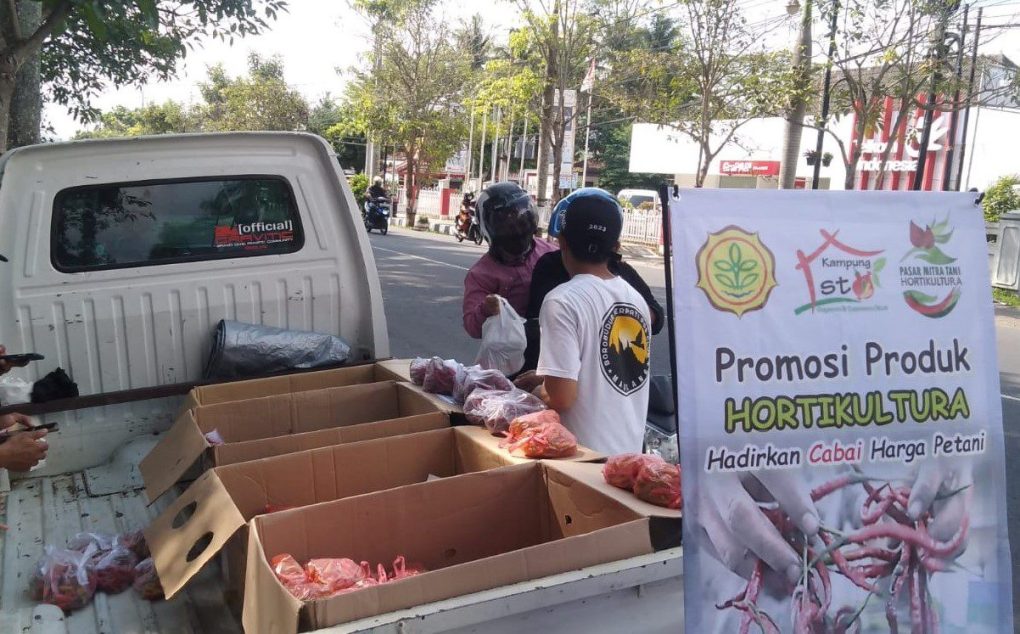 Masyarakat membeli Promosi Produk Hirtikultura cabai harga petani di Lapangan drh. Soepardi Kota Mungkid Kabupaten Magelang. Foto: beritamagelang.id