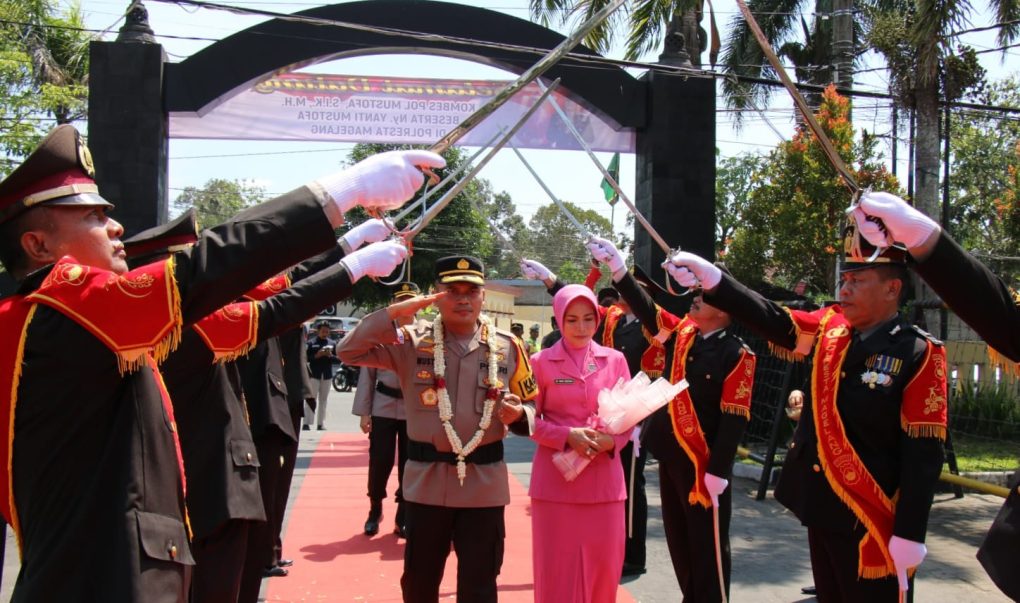 Tradisi Penyambutan dan pelepasan Kapolresta Magelang pada Sabtu (23/12/2023). foto: beritamagelang.id