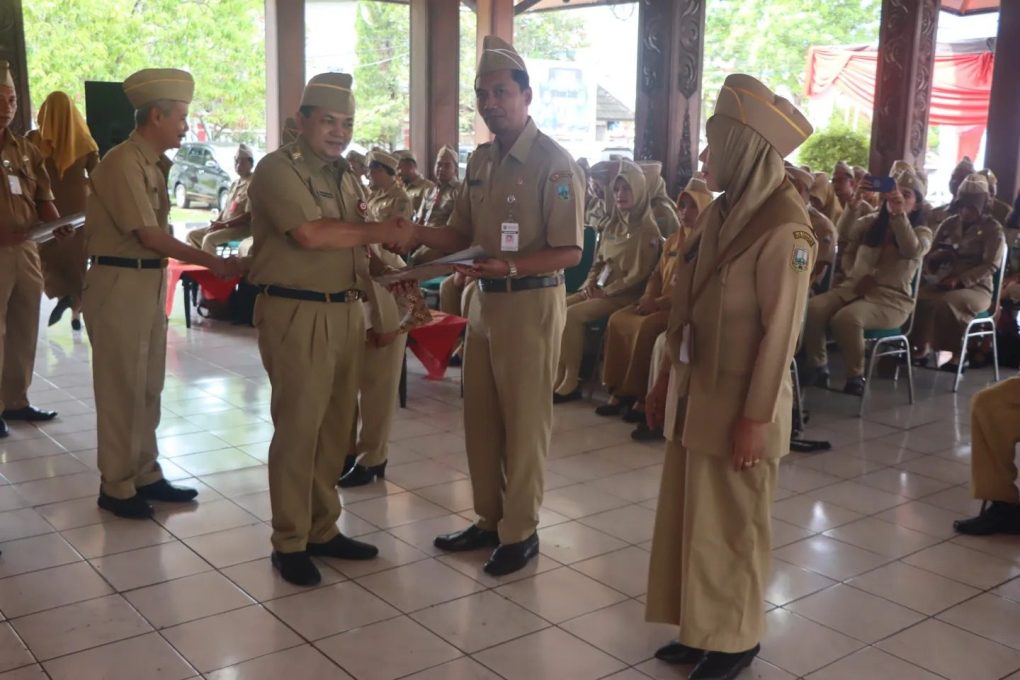 Bupati Semarang saat menyerahkan secara simbolis salinan surat keputusan penugasan guru sebagai kepala sekolah