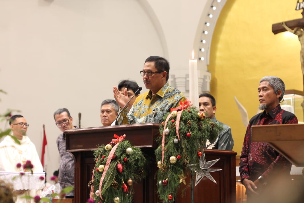 Nana Sudjana meninjau pelaksanaan ibadah Natal, sekaligus bersilaturahmi dengan jemaat di GKI Beringin dan Gereja Katedral, Semarang, Sabtu (24/12/2023).