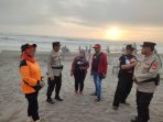 Anggota Polsek Kretek dan Tim SAR Parangtritis ikut melaksanakan pencarian korban yang hanyut di Pantai Parangtritis