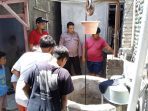 petugas memeriksa sumur lokasi lansia di Bantul terperosok.