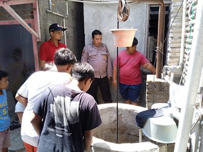 petugas memeriksa sumur lokasi lansia di Bantul terperosok.