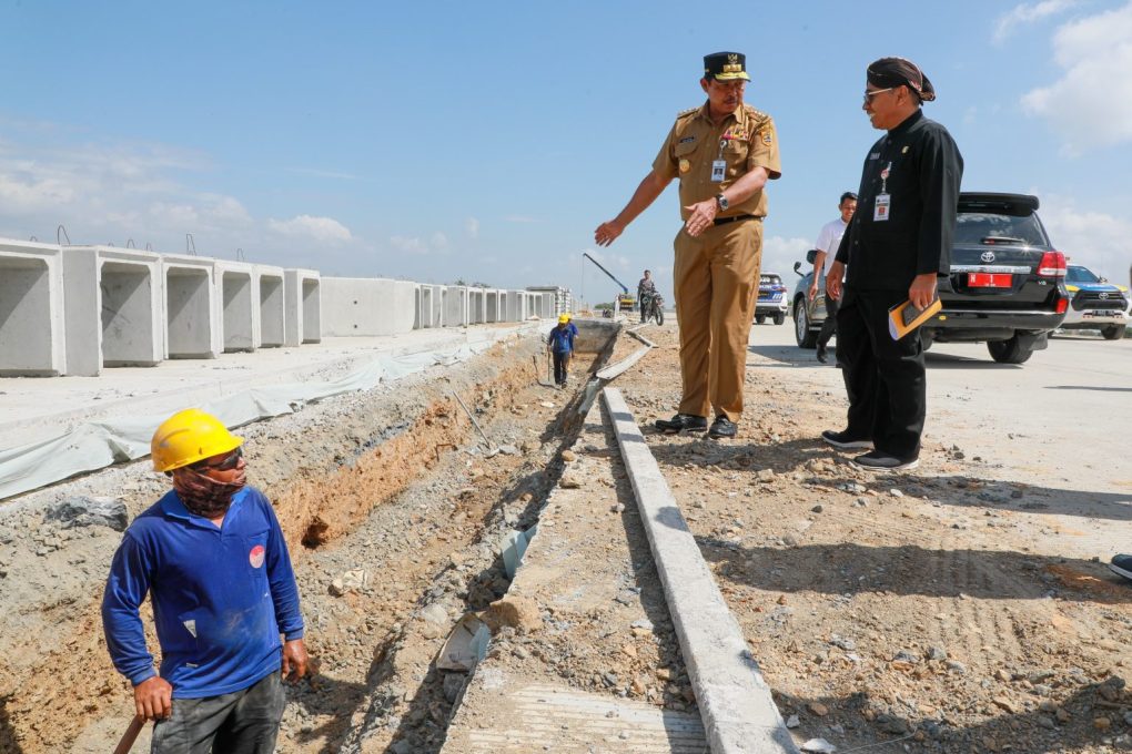 Pj Gubernur mengecek langsung ke sejumlah titik jalan tol Solo-Jogja, Kamis (14/12/2023).