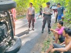 Satu unit truk terguling saat melewati tanjakan di Jalan Kaliurang, Seropan, Muntuk, Kapanewon Dlingo, Bantul.