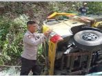Truk pengangkut pupuk cair terguling di Jalan Imogiri-Dlingo