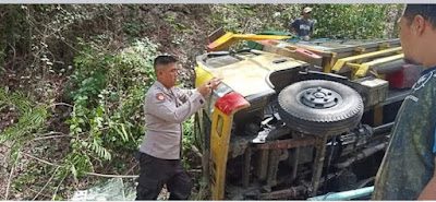 Truk pengangkut pupuk cair terguling di Jalan Imogiri-Dlingo