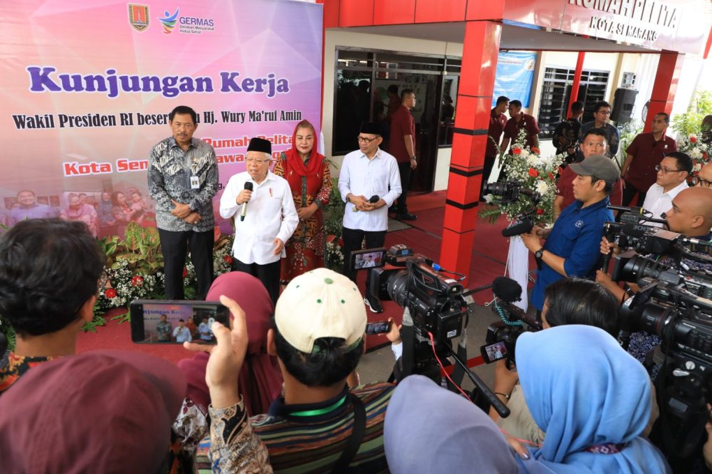 Wakil Presiden RI Ma’ruf Amin dan Penjabat Gubernur Jawa Tengah, Nana Sudjana, mengunjungi Rumah Pelita di Jalan Candi Pawon Timur 3, Semarang, Kamis (28/12/2023).