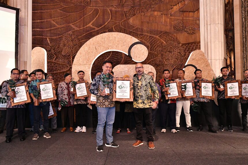 PT Pertamina Patra Niaga Jawa Bagian Tengah (JBT) diganjar delapan penghargaan Indonesia Green Awards (IGA) 2024 yang digelar di Hotel Indonesia Kempinski, Jakarta, pekan lalu. (Foto: dok. Pertamina Patra Niaga JBT)