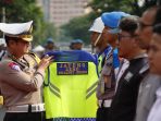 Dirlantas Polda Jateng, Kombes Pol Sonny Irawan menyematkan rompi dalam Deklrasi Jateng Zero Knalpot Brong di di depan Kantor Gubernur Jawa Tengah, Minggu 14 Januari 2024. (Foto: dok. Humas Polda Jateng)