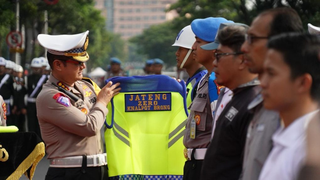Dirlantas Polda Jateng, Kombes Pol Sonny Irawan menyematkan rompi dalam Deklrasi Jateng Zero Knalpot Brong di di depan Kantor Gubernur Jawa Tengah, Minggu 14 Januari 2024. (Foto: dok. Humas Polda Jateng)