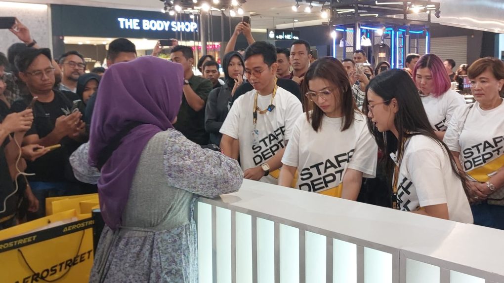 Wali Kota Solo, Gibran Rakabuming Raka dan istri, Selvi Ananda menjadi kasir dadakan saat mengunjungi pameran Aerostreet di atrium Solo Paragon Mall, Minggu 28 Januari 2024 malam. (Foto: Putri Sejati)