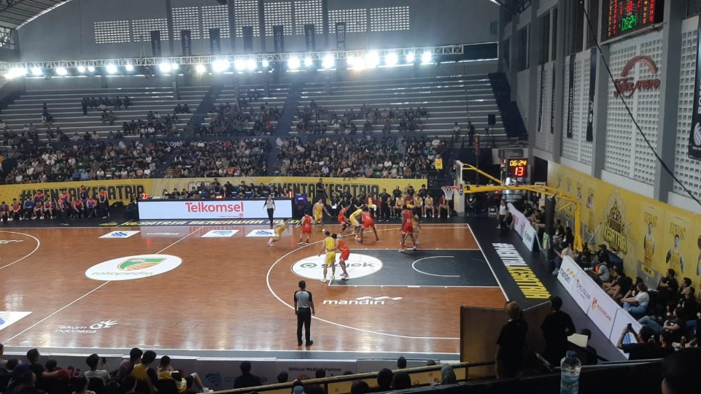 Laga lanjutan IBL 2024 antara Kesatria Bengawan Solo melawan Rajawali Medan di GOR Sritex Arena, Sabtu 27 Januari 2024. (Foto: Putri Sejati)