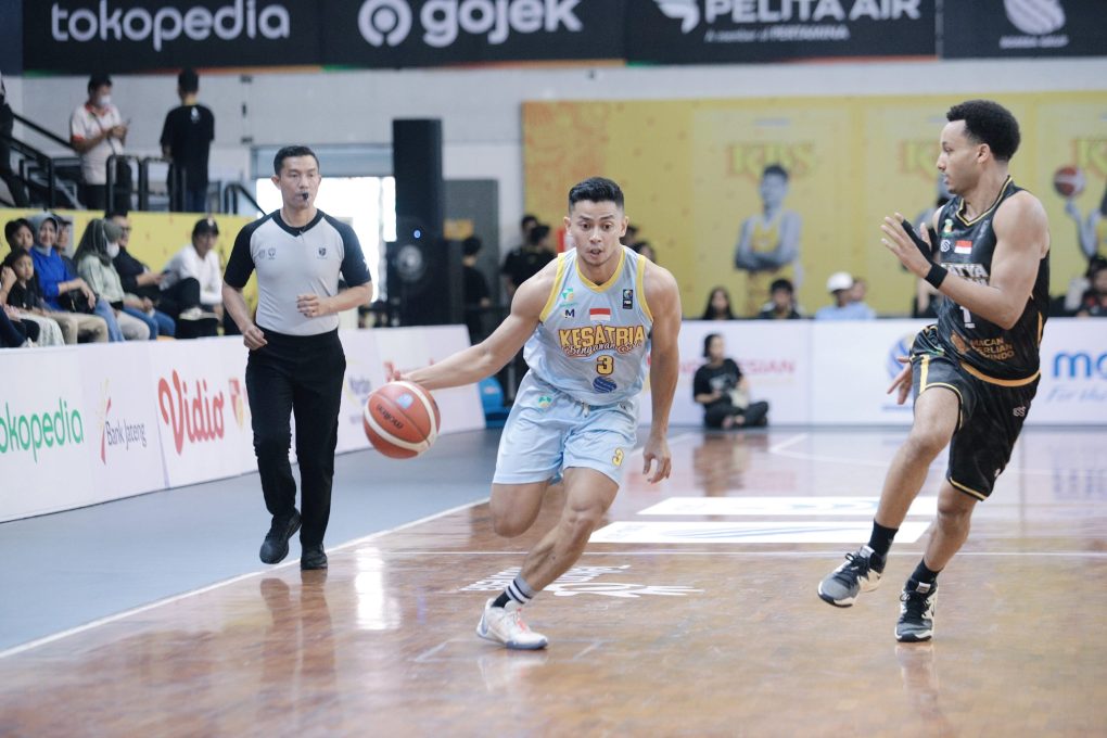 Pemain Kesatria Bengawan Solo saat melawan Satya Wacana Salatiga dalam lanjutan IBL 2024 di GOR Sritex Arena, Kota Solo, Jawa Tengah, Minggu 28 Januari 2024. (Foto: dok. MO KBS)