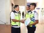 General Manager PT Angkasa Pura I Bandara Adi Soemarmo Erick Rofiq Nurdin menyerahkan sertifikat penghargaan kepada personel Bandara Adi Soemarmo berprestasi atas kesigapan dalam penanganan keamanan dan keselamatan penerbangan. (Foto: dok. Humas Bandara Adi Soemarmo)