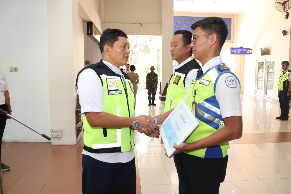 General Manager PT Angkasa Pura I Bandara Adi Soemarmo Erick Rofiq Nurdin menyerahkan sertifikat penghargaan kepada personel Bandara Adi Soemarmo berprestasi atas kesigapan dalam penanganan keamanan dan keselamatan penerbangan. (Foto: dok. Humas Bandara Adi Soemarmo)