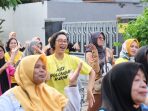 Ketua DPD Partai Golkar Kota Solo, Sekar Tandjung ikuti senam bersama warga dalam kegiatan “Sehat Bareng” yang diawali senam bersama di halaman Hotel Marni Mulya, Kota Solo, Jawa Tengah, Minggu 28 Januari 2024. (Foto: Putri Sejati)